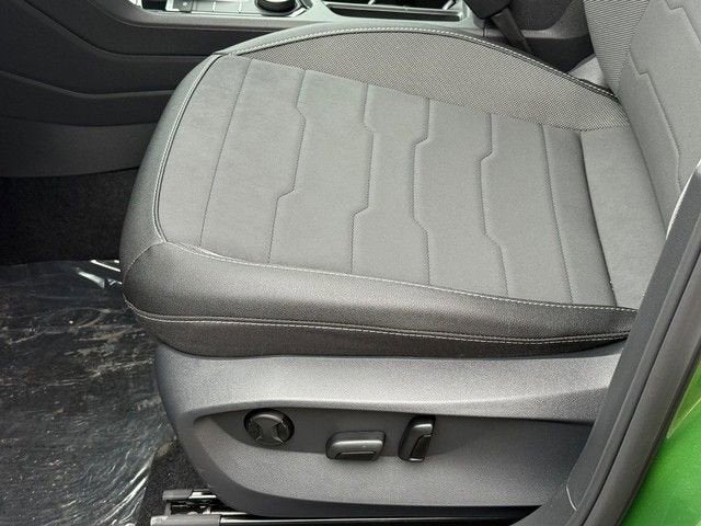 2026 Volkswagen Taos SE Black