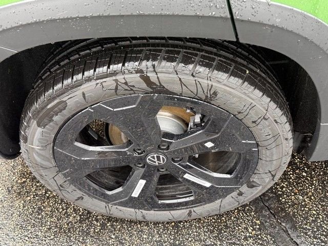 2026 Volkswagen Taos SE Black