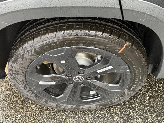 2027 Volkswagen Taos SE Black