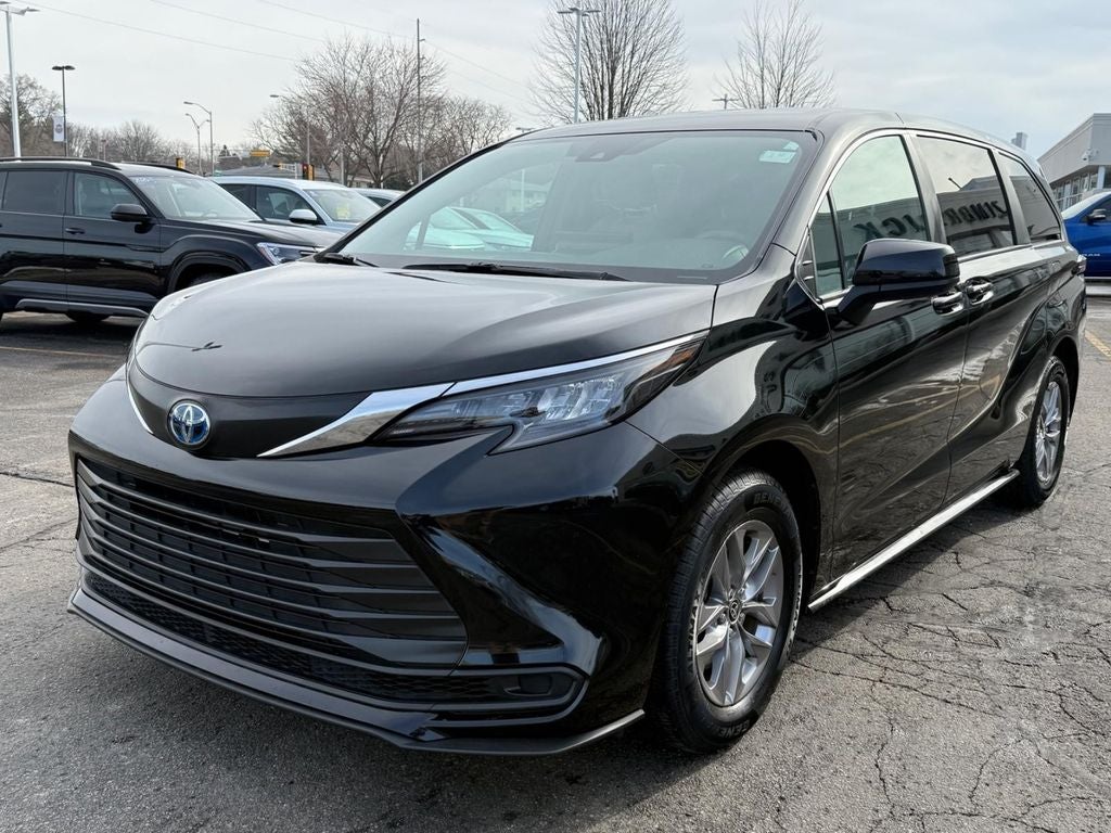 2025 Toyota Sienna LE 8 Passenger