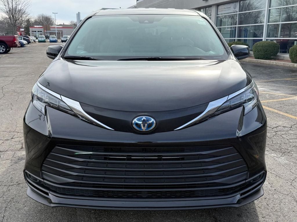 2025 Toyota Sienna LE 8 Passenger